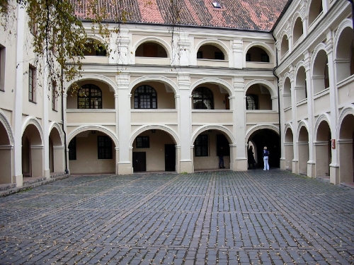 Restoranai, kavinės, barai, salės FIORENTINO Restoranas ALUMNATO kieme