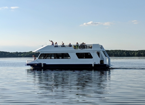 Kito transporto nuoma Laivas - plaukiojanti pobūvių salė