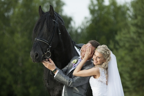 Reportažinė vestuvių fotografija, pageidaujant statytinė.