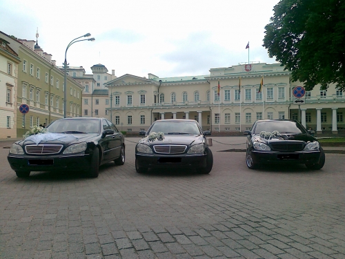 Automobilių nuoma Prabangių MERCEDES S-CLASS,  Bmw7, baltos sp. E-classautomobilių 