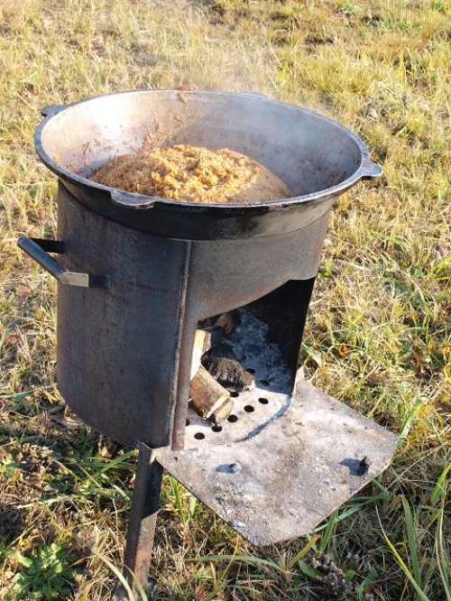 Maistas pobūviams Gaminame sutartoje vietoje Tikrą uzbekiškus plovus , mantus, tikr