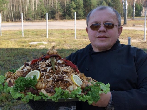 Maistas pobūviams Gaminame sutartoje vietoje Tikrą uzbekiškus plovus , mantus, tikr