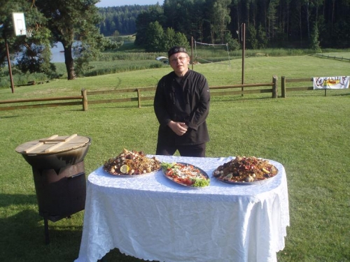 Maistas pobūviams Gaminame sutartoje vietoje Tikrą uzbekiškus plovus , mantus, tikr