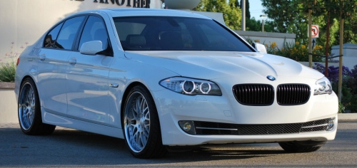 Automobilių nuoma Balta BMW 5, 2012 metu. Vestuvems.