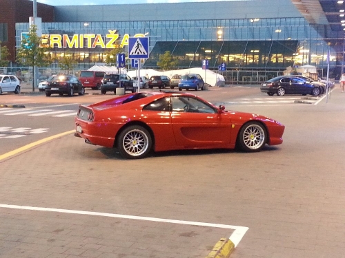 Automobilių nuoma Nuomuojamas automobilis su vairuotoju. Ferrari F355