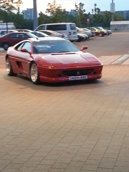 Automobilių nuoma Nuomuojamas automobilis su vairuotoju. Ferrari F355