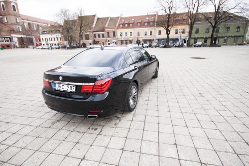 Automobilių nuoma Juodas BMW 7 Longas 2010 m.