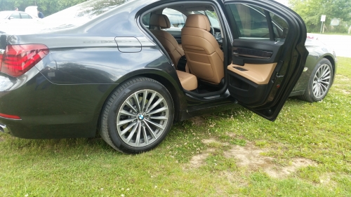 Automobilių nuoma Juodu BMW 7 2009 metų F01 nuoma vestuvėms ir ne tik