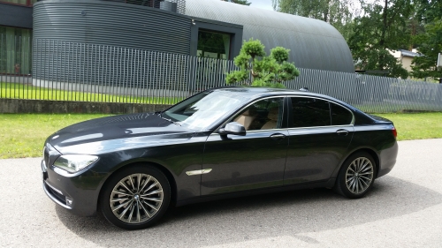 Automobilių nuoma Juodu BMW 7 2009 metų F01 nuoma vestuvėms ir ne tik