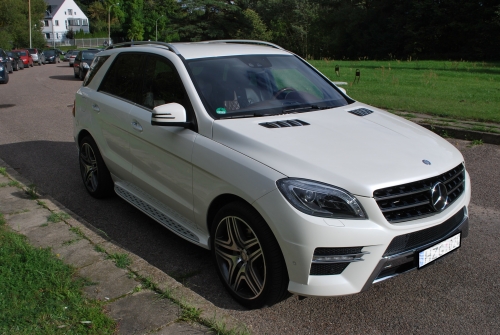 Automobilių nuoma Gražus elegantiškas baltos spalvos Mercedes Benz ML AMG 