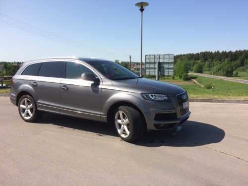 Automobilių nuoma Prabangus Audi Q7 automobilis