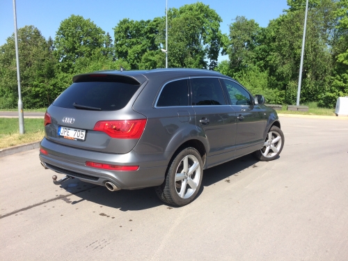 Automobilių nuoma Prabangus Audi Q7 automobilis