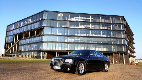 Automobilių nuoma Itin prabangaus automobilio Chrysler 300C nuoma Jūsų šventei!
