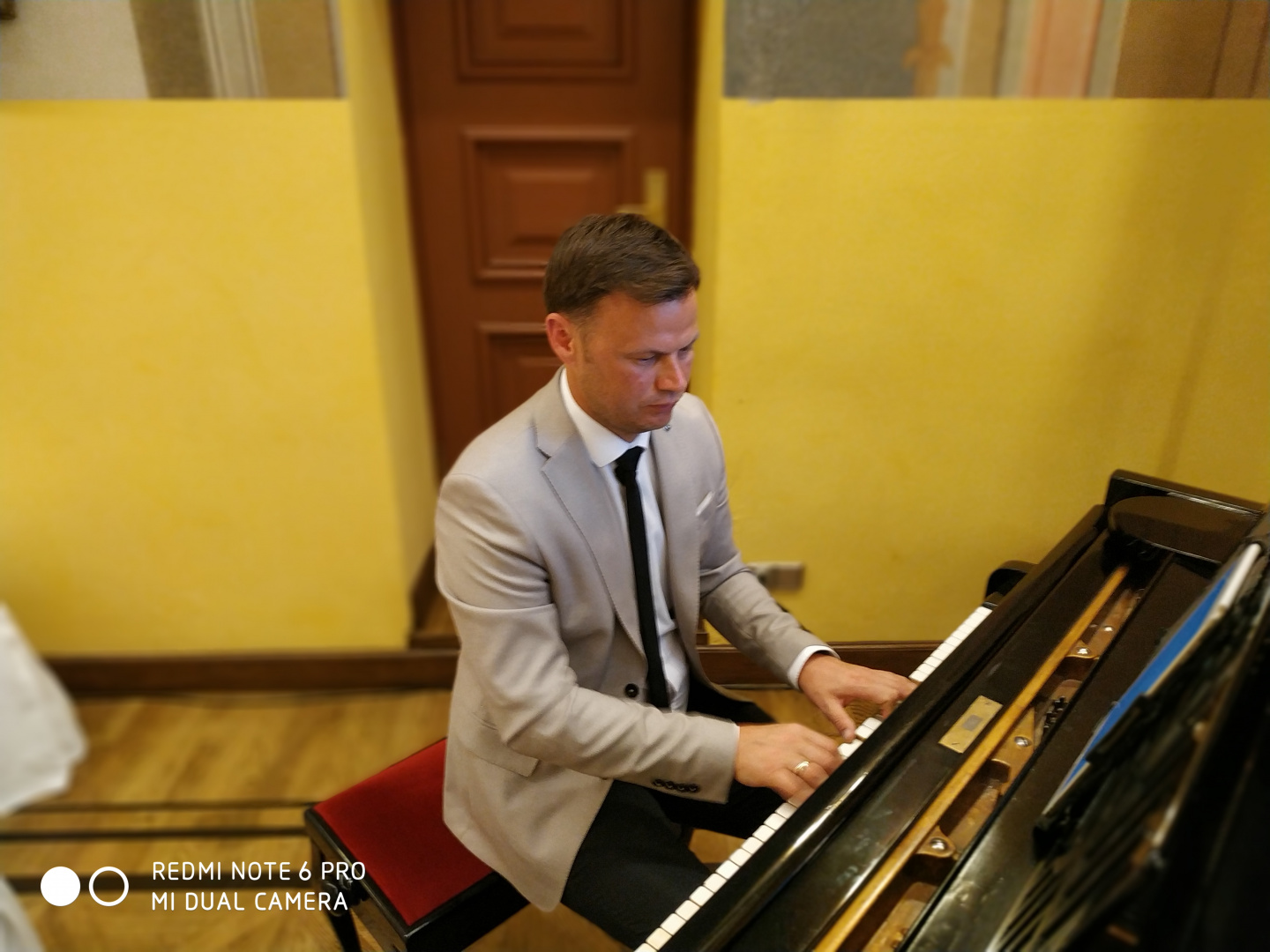 Vestuvių muzikantai Pianistas Robertas Šiurys