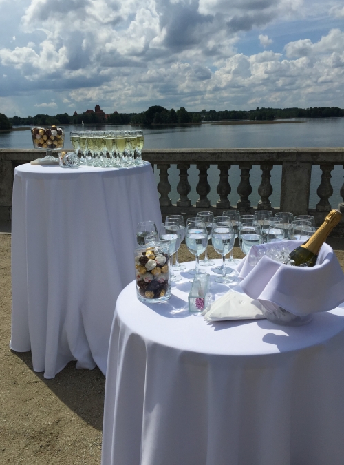 Maistas pobūviams Vaišės po ceremonijos. Šampano staliukas