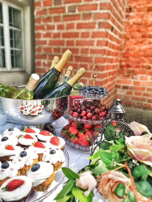 Dekoravimas, dekoracijos vestuvėms Vaišių staliukas po ceremonijos ir gėlių fotosiena