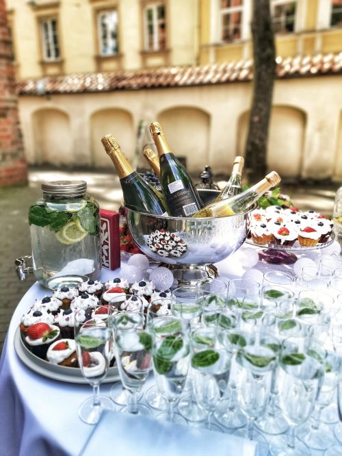 Dekoravimas, dekoracijos vestuvėms Vaišių staliukas po ceremonijos ir gėlių fotosiena