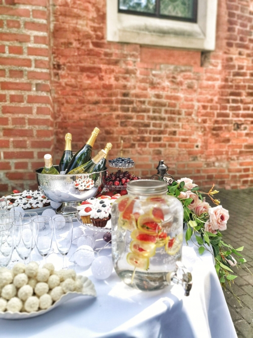 Dekoravimas, dekoracijos vestuvėms Vaišių staliukas po ceremonijos ir gėlių fotosiena