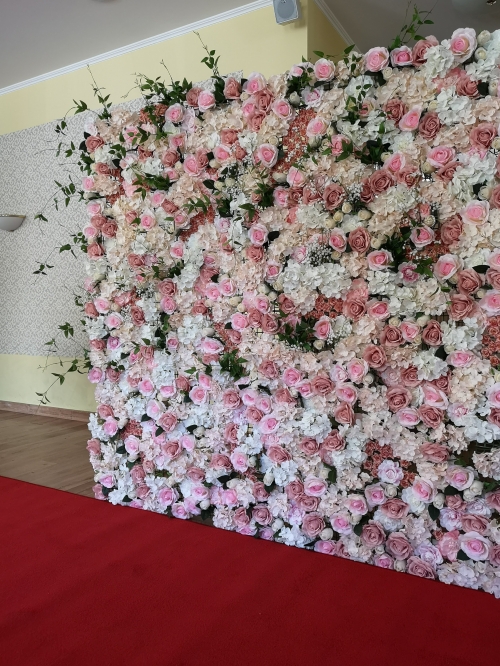 Dekoravimas, dekoracijos vestuvėms Vaišių staliukas po ceremonijos ir gėlių fotosiena