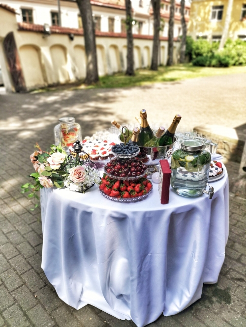 Dekoravimas, dekoracijos vestuvėms Vaišių staliukas po ceremonijos ir gėlių fotosiena