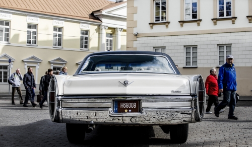 Automobilių nuoma Cadillac Deville automobiliu Nuoma !